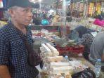 pedagang-tahu-dan-tempe-di-lorong-blok-a-pasar-manis-ciamis-senin-2122022-tetap-berjualan.jpg