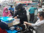 pedagang-tahu-di-jalan-pasar-rel-diserbu-pembeli-rabu-2222022.jpg