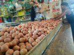 pedagang-telur-ayam-di-pasar-johar-karawang-selasa-2382022.jpg