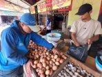 pedagang-telur-di-Cikurubuk.jpg