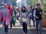 pejalan-kaki-berduyun-duyun-di-jalan-astanaanyar_20170309_105438.jpg