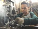 pekerja-sedang-membuat-kancing-besi-di-tempat-produksi-milik-mumud-mahmudin_20170720_123750.jpg