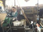 pekerja-sedang-membuat-kancing-besi-di-tempat-produksi-milik-mumud_20170720_125338.jpg