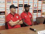 pelatih-kalteng-putra-gomes-de-oliviera-kiri-dan-striker-kalteng-putra-patrich-wanggai.jpg