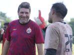 pelatih-kiper-persija-jan-klima-kiri-dan-andritany-ardhiyasa.jpg
