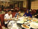 pelatih-persib-djanur-sama-anak-dan-isteri.jpg