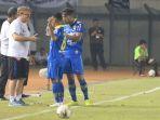 pelatih-persib-robert-bicara-dengan-pemain_omid.jpg