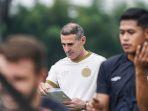 pelatih-persija-jakarta-angelo-alessio-saat-memimpin-anak-asuhnya-berlatih.jpg
