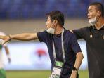 pelatih-timnas-indonesia-shin-tae-yong-memberi-instruksi-anak-asuhnya-saat-menghadapi-vietnam.jpg