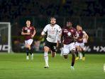 pemain-ac-milan-theo-hernandez-dibayangi-pemain-torino-wilfried-singo.jpg