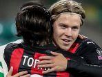 pemain-ac-mlan-jens-petter-hauge-berpelukan-dengan-sandro-tonali.jpg