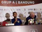 pemain-persib-bandung-airlangga-sutjipto-bersama-sang-pelatih-mario-gomez_20180125_181134.jpg