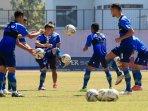 pemain-persib-bandung-berusaha-mengontrol-bola.jpg