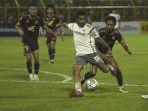 pemain-persib-bandung-david-rumakiek-berusaha-melepaskan-tendangan.jpg