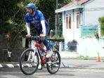 pemain-persib-bandung-fabiano-beltrame-beraksi-di-atas-sepeda.jpg