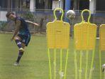 pemain-persib-bandung-marc-klok-melepaskan.jpg