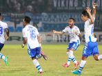 pemain-persib-bandung-merayakan-gol-penyeimbang-ke-gawang-ps-tira_20180730_193729.jpg