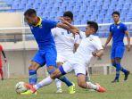 pemain-persib-bandung-omid-nazari-berebut-bola.jpg