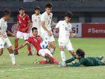 pemain-timnas-indonesia-u-19-berebut-bola-dengan-pemain-timnas-thailand-u-19.jpg