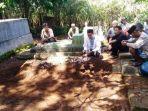 pemakaman-anak-yang-ditemukan-meninggal-di-kebun-warga-desa-prigi-sigaluh.jpg