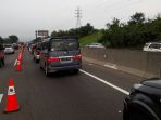 pemberlakuan-contra-flow-di-tol-jakarta-cikampek-japek-jumat-2362017_20170623_164447.jpg