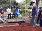 pembongkaran-makam-siti-munasiroh_20180725_154914.jpg