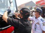 pemeriksaan-bus-wisata-di-exit-tol-soroja-tim-gabungan-dishub-jabar-kamis-29102020.jpg