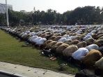 pemprov-jabar-sholat-istisqa-di-lapangan-gasibu_20181016_084116.jpg