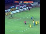 penalti-ezechiel-ndouassel.jpg