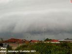 penampakan-awan-arcus-yang-menyerupai-gelombang-ombak-tsunami.jpg