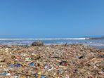 penampakan-tumpukan-sampah-di-pantai-talanca-desa-loji-kecamatan-simpenan-kabupaten-sukabumi.jpg