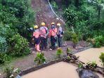 pencarian-korban-hanyut-di-ciliwung.jpg