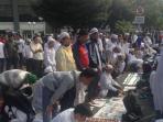 pendemo-jakarta-salat-ashar_20161104_160925.jpg
