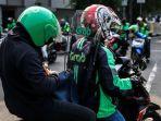 pengemudi-ojek-online-mengenakan-sekat-pelindung.jpg