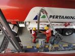 pengisian-bbm-di-depo-pertamina.jpg