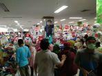 pengunjung-berjubel-tertangkap-basah-beli-baju-lebaran.jpg