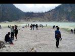pengunjung-berwisata-di-kawah-putih-kabupaten-bandung-jawa-barat.jpg