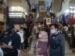 pengunjung-memadati-pasar-baru-trade-centre-kota-bandung-minggu-952021-siang.jpg