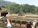 pengunjung-mengabadikan-batu-eon_20170909_162819.jpg