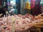 penjual-daging-ayam-potong-di-pasar-tanjungsari_20180805_102839.jpg