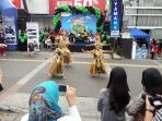 pentas-seni-tari-jawa-barat-jadi-perhatian-pengunjung-cfd-dago_20170924_143043.jpg