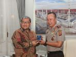 penyerahan-hibah-gubernur-jabar-kepada-polda-jabar-berupa-26-unit-kendaraan-operasional_20171006_111928.jpg