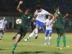 penyerang-persib-bandung-jonathan-bauman-ps-tira-radanfah-abu-bakr_20180730_205023.jpg