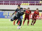 penyerang-persis-solo-alberto-goncalves-bersiap-mengeksekusi-tendangan-penal.jpg