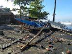 perahu-terseret-gelombang-pasang-sukabumi.jpg