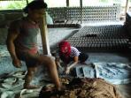 perajin-tengah-membuat-dan-mencetak-batu-bata-merah_20160202_125330.jpg
