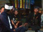 perjuangkan-nasib-santriwati-korban-rudapaksa-herry-wirawan-kades-di-garut-ini-sampai-kena-covid-19.jpg