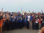 persib-cium-piala-di-bandara.jpg