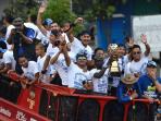 persib-diarak-dua.jpg