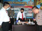 personel-dari-satnarkoba-polres-purwakarta-tes-urine.jpg